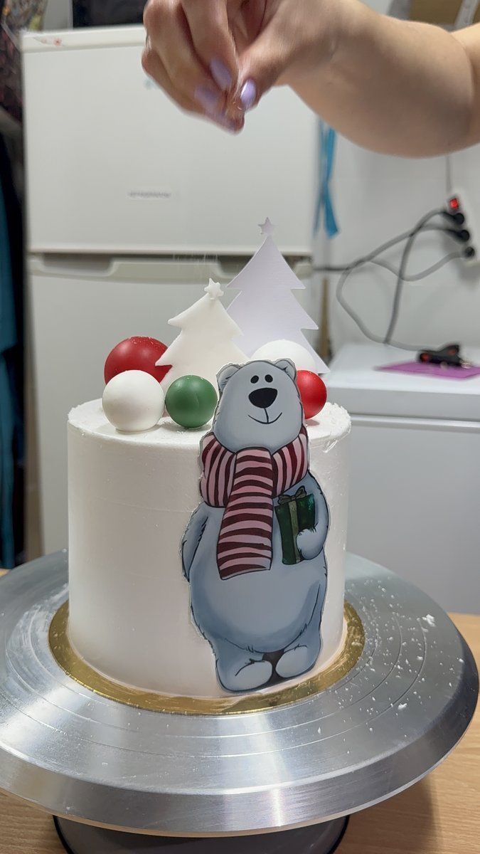 Decorando tarta navideña con osito polar y pinos nevados
