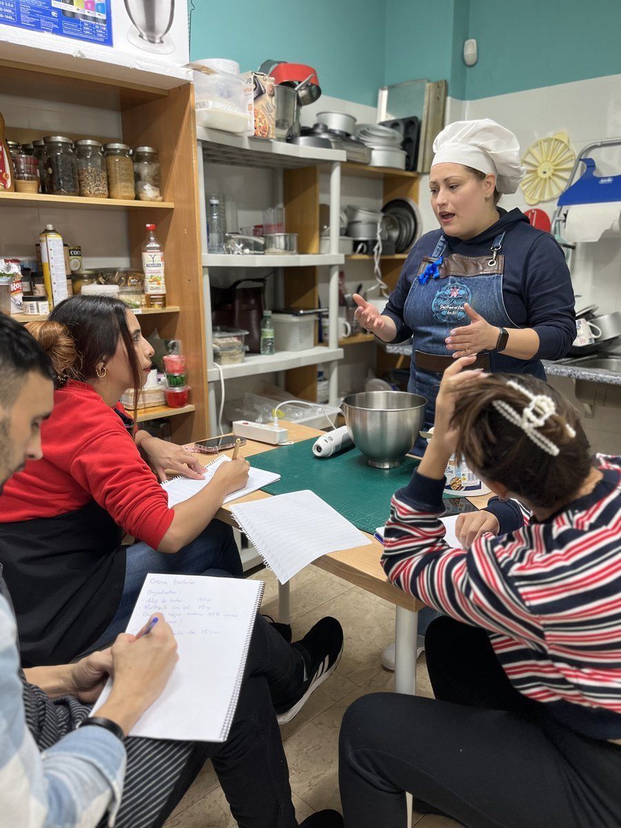 María enseñando con pasión y corazón a los alumnos en el obrador